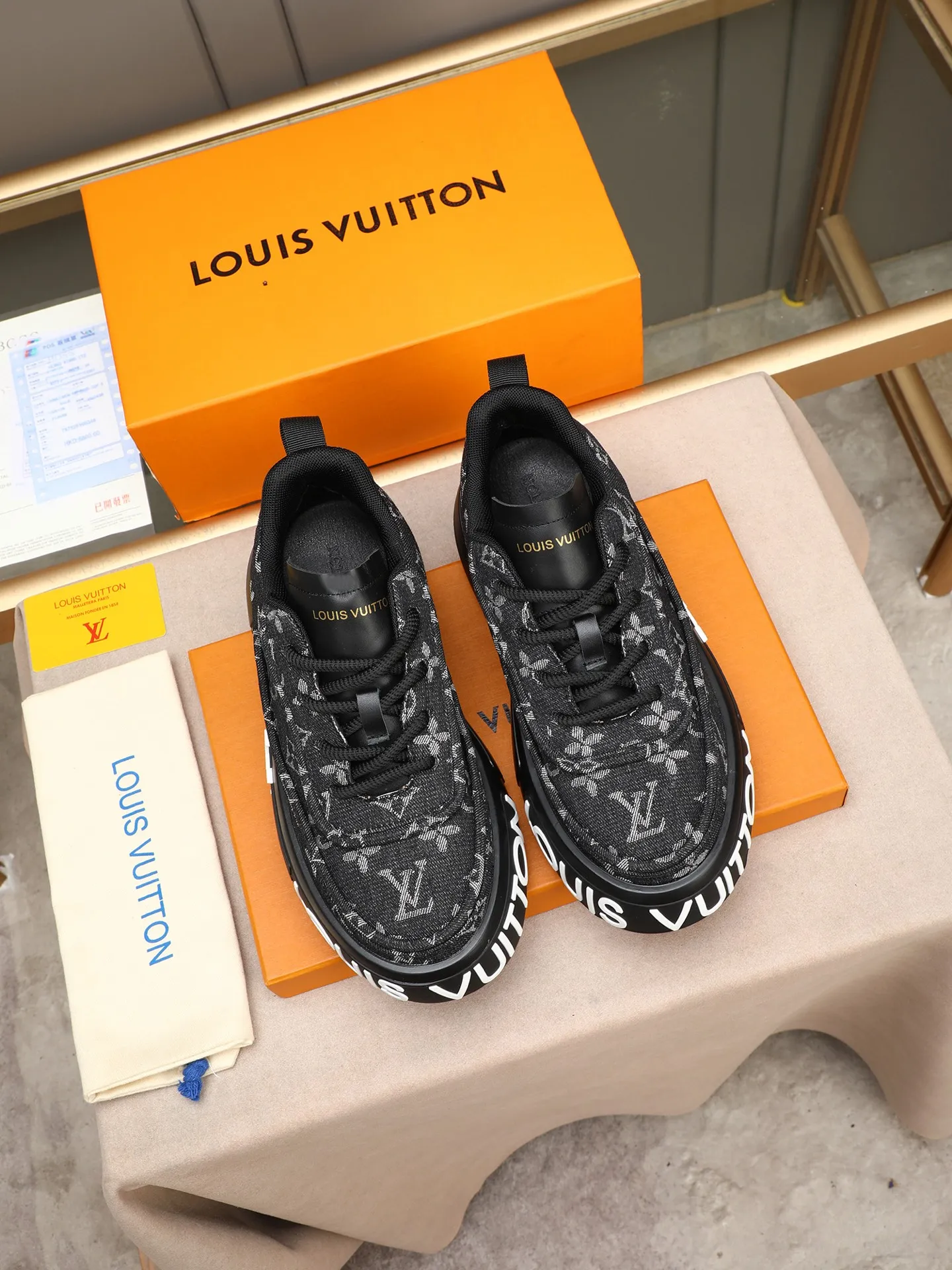 Men's shoes 💰560 LV are novel and fashionable, and the uppers are made of imported cowhide + LV special materials! Super trendy design! It’s eye-catching! The leather is soft, delicate, shiny and translucent, showing the ultimate in pure handcraftsmanship, and the mesh is soft, comfortable and breathable! Size: 39-44 (38 45 customized)